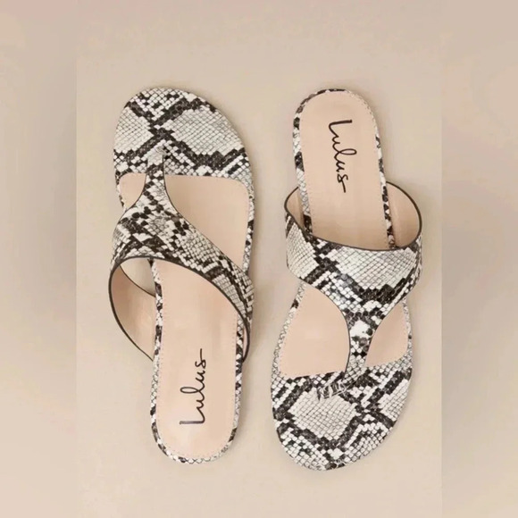 NEW with tags (NWT) Lulu’s Mylee Natural Snake-Embossed Flat Thong Sandals - Picture 1 of 5